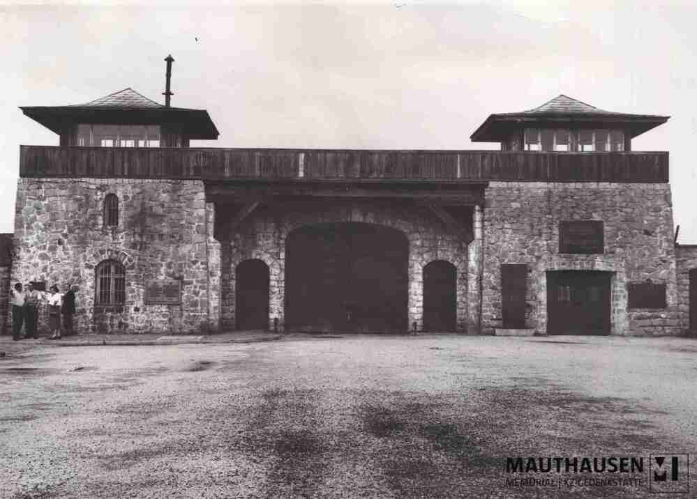 4.1.0030.jpg; 4.1.0030; KZ-Gedenkstätte Mauthausen: Jourhaus (Lagertor), Aufname vom Appellplatz aus, links ist vor dem südlichen Turm eine Besuchergruppe erkennbar;