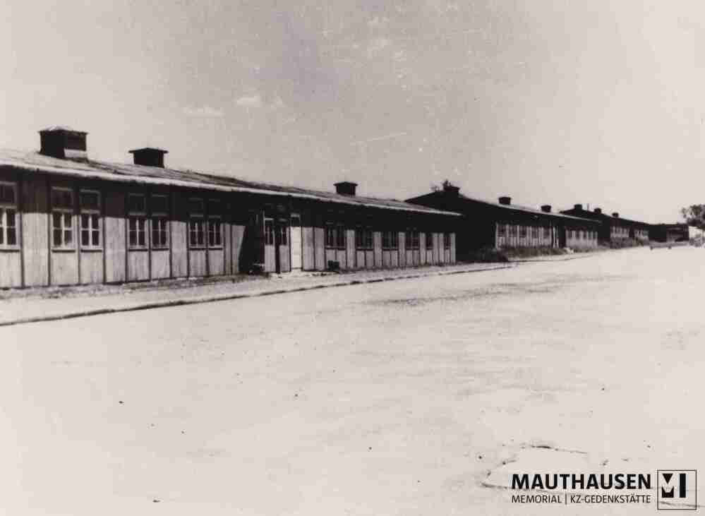 4.1.0031.jpg; 4.1.0031; KZ-Gedenkstätte Mauthausen: Appellplatz mit den angrenzenden Baracken 1, 6 und 11, Aufnahme vom Jourhaus (Lagertor) aus;