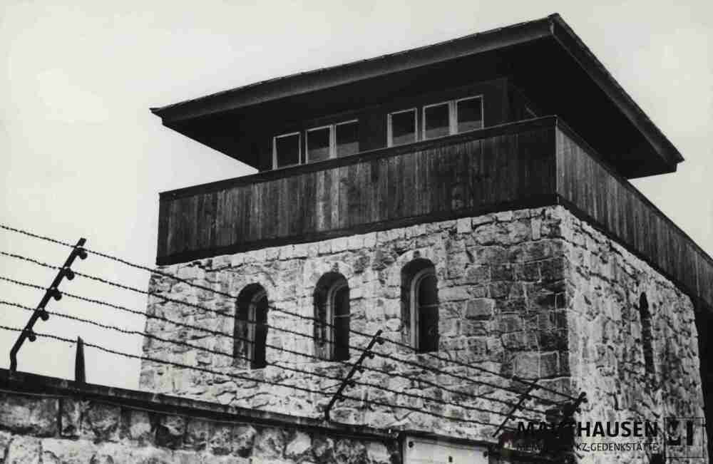 4.1.0032.jpg; 4.1.0032; KZ-Gedenkstätte Mauthausen: Südlicher Turm des Jourhaus (Lagertor), links ist der obere Teil der "Klagemauer" mit Stacheldraht erkennbar, Großformat;
