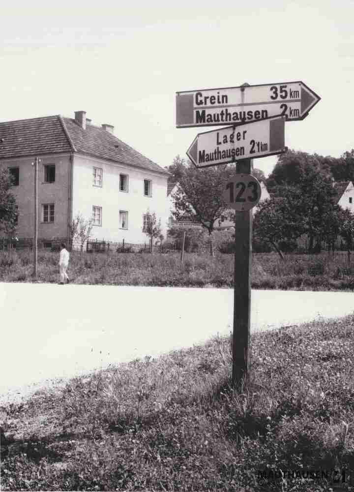 4.1.0033.jpg; 4.1.0033; Mauthausen, Ort: Wegweiser an der Kreuzung nach Gusen, mit Entfernungsangaben;