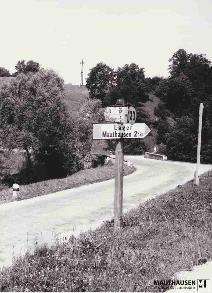 4.1.0034.jpg; 4.1.0034; Mauthausen, Ort: Wegweiser an der Kreuzung nach Gusen, mit Entfernungsangaben;