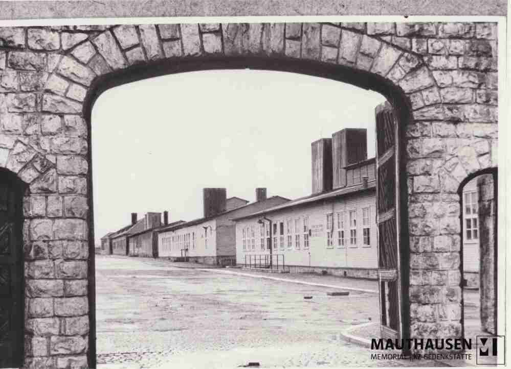 4.1.0042.jpg; 4.1.0042; KZ-Gedenkstätte Mauthausen: Jourhaus (Lagertor), Blickrichtung Wäscherei- und Küchenbaracke, Konturen nachgezeichnet;