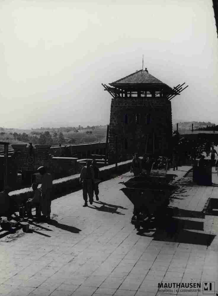 4.1.0113.jpg; 4.1.0113; KZ Mauthausen: (vermutlich spanische) Häftlinge beim Bau der Lagermauer zwischen Garagenhof und Wäscherei- sowie Küchenbaracke, hier in Höhe des Garagenhoftors;