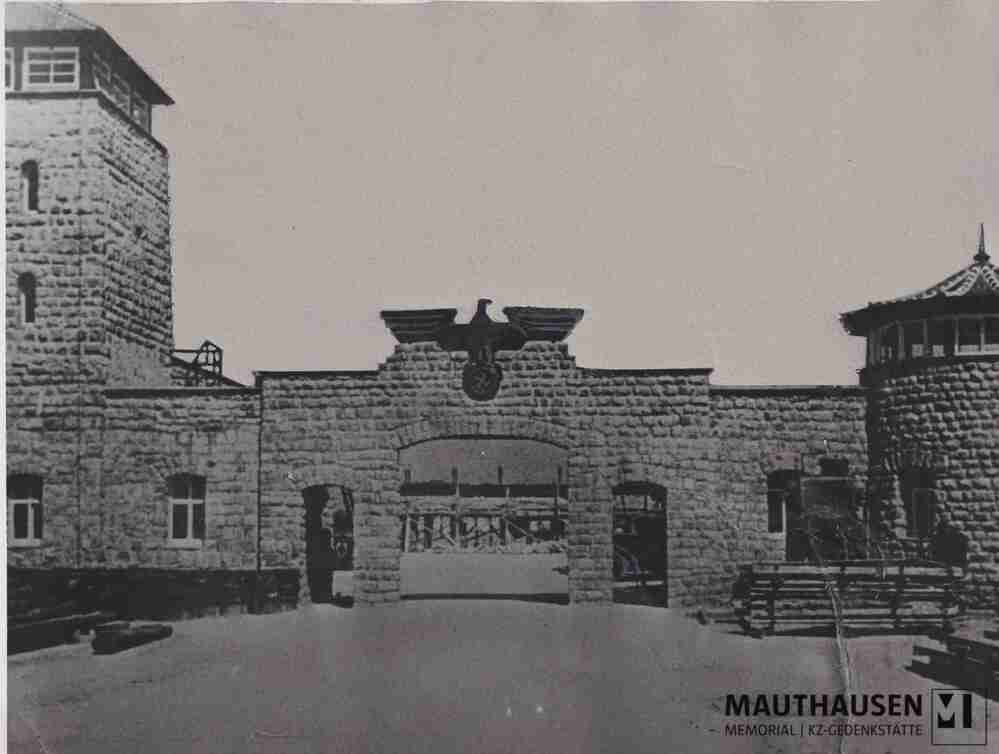 4.1.0114.jpg; 4.1.0114; KZ Mauthausen: Garagenhofeinfahrt, im hinteren Teil des Hofs sind Baugerüste zu erkennen, Aufnahme spiegelverkehrt;