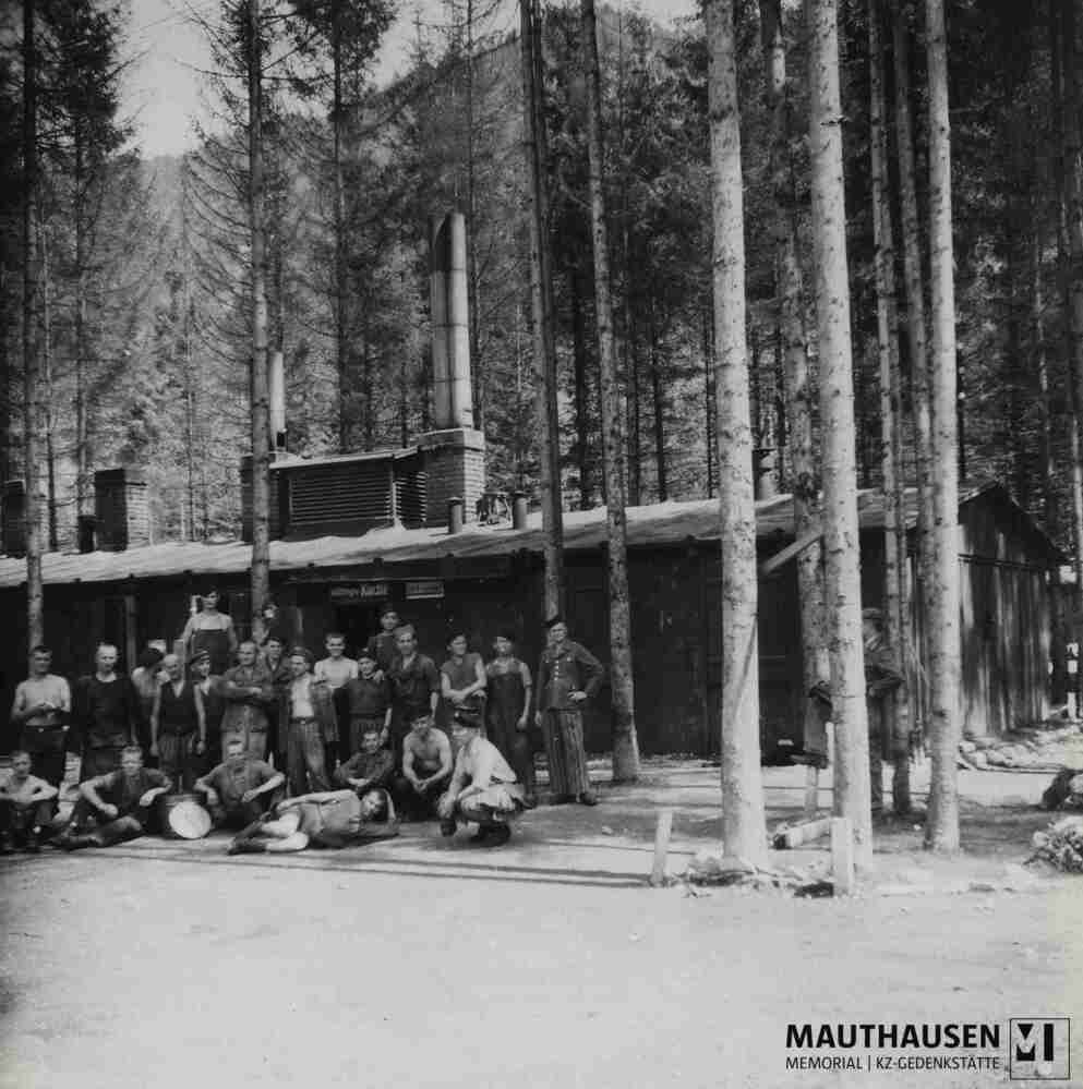 4.1.0138.jpg; 4.1.0138; Befreites Außenlager Ebensee: Gruppe von befreiten Häftlingen vor der Küchenbaracke;