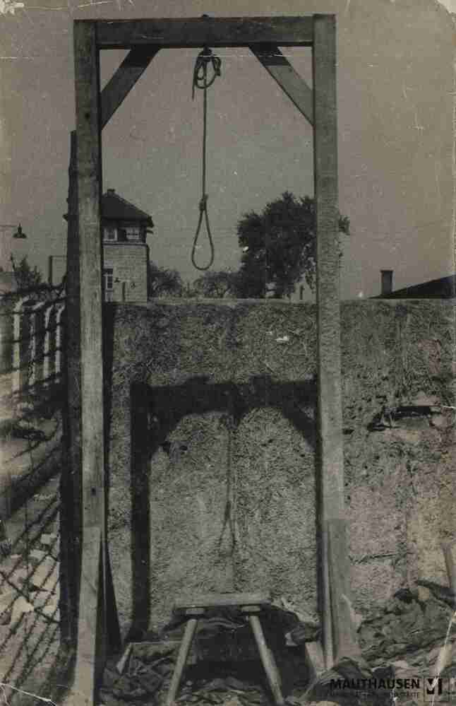 4.1.0332.jpg; 4.1.0332; Befreites KZ Gusen: Galgen mit Schemel und Strick vor der Hinrichtungswand südlich der Krematoriumsbaracke;