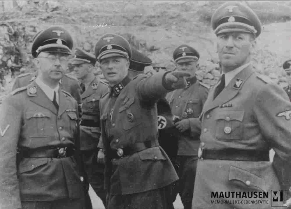 4.1.0687.jpg; 4.1.0687; SS-Erkennungsdienst im KZ Mauthausen: Heinrich Himmler, Franz Ziereis und Ernst Kaltenbrunner (v.l.n.r.) auf Inspektionsbesuch, hier im Steinbruch Wiener Graben, 1941;