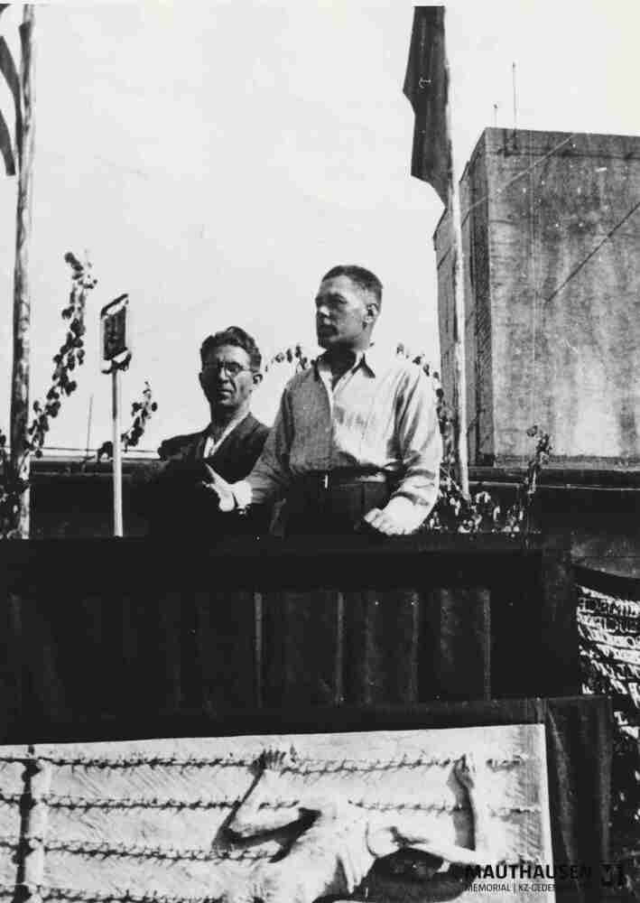 4.1.0927.jpg; 4.1.0927; Befreites KZ Mauthausen: Louis Häfliger und Major Andrej Pirogow auf der Rednertribüne auf dem Appellplatz während der ersten Befreiungsfeier und Verabschiedung der ehemaligen Häftlinge aus der Sowjetunion am 16. Mai 1945. Spiegelverkehrter Scan des Fotos unter 4.1.0977;