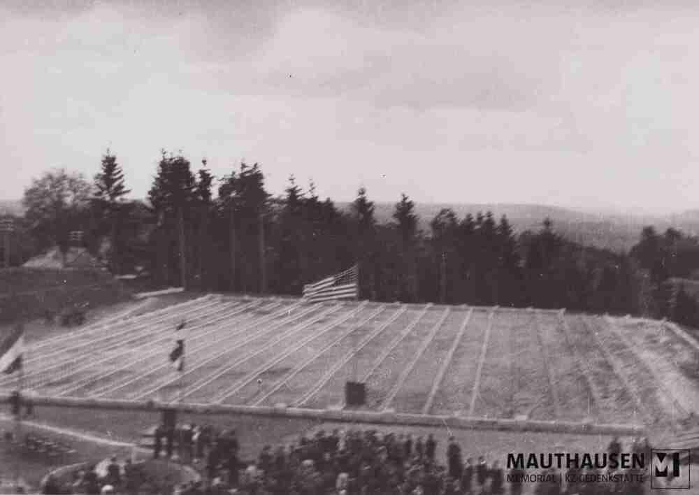 4.1.0931.jpg; 4.1.0931; Befreites KZ Mauthausen: Einweihung des Friedhofs auf dem ehemaligen SS-Sportplatz, bestattet wurden hier ehemalige Häftlinge, die seit der Befreiung verstorben waren, Aufnahme unscharf;