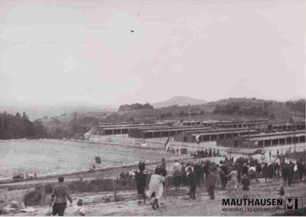 4.1.0932.jpg; 4.1.0932; Befreites KZ Mauthausen: Einweihung des Friedhofs auf dem ehemaligen SS-Sportplatz, bestattet wurden hier ehemalige Häftlinge, die seit der Befreiung verstorben waren, rechts hinten das ehemalige Sanitätslager;