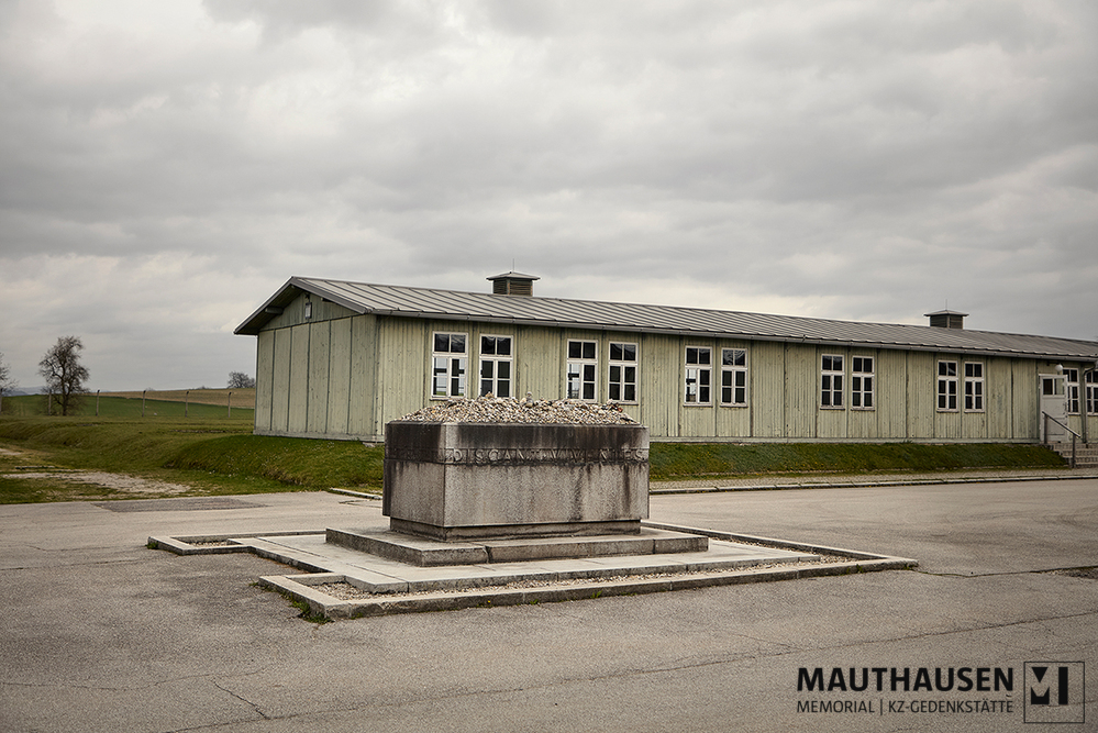 4.13.1.0007_Sarkophaq.jpg; 4.13.1.0007; KZ-Gedenkstätte Mauthausen: Denkmal der Republik Österreich auf dem ehemaligen Appellplatz des KZ Mauthausen; digitale Fotografie