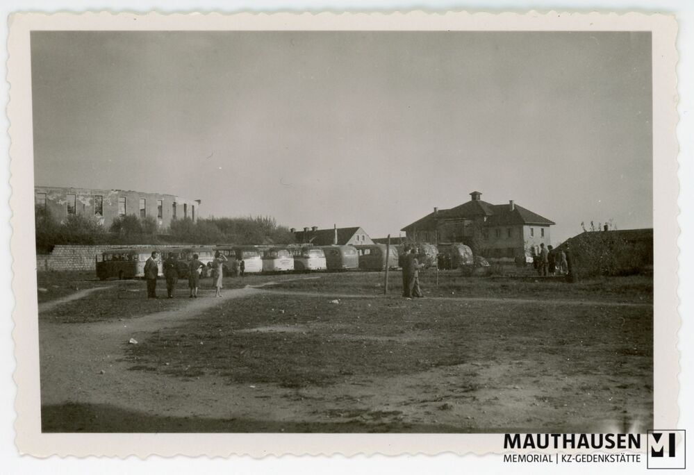 4.16.0002.jpg; 4.16.0002; Areal des ehemaligen KZ Gusen:
Blick auf den Appellplatz und das Jourhaus sowie Teil der Rotunde;