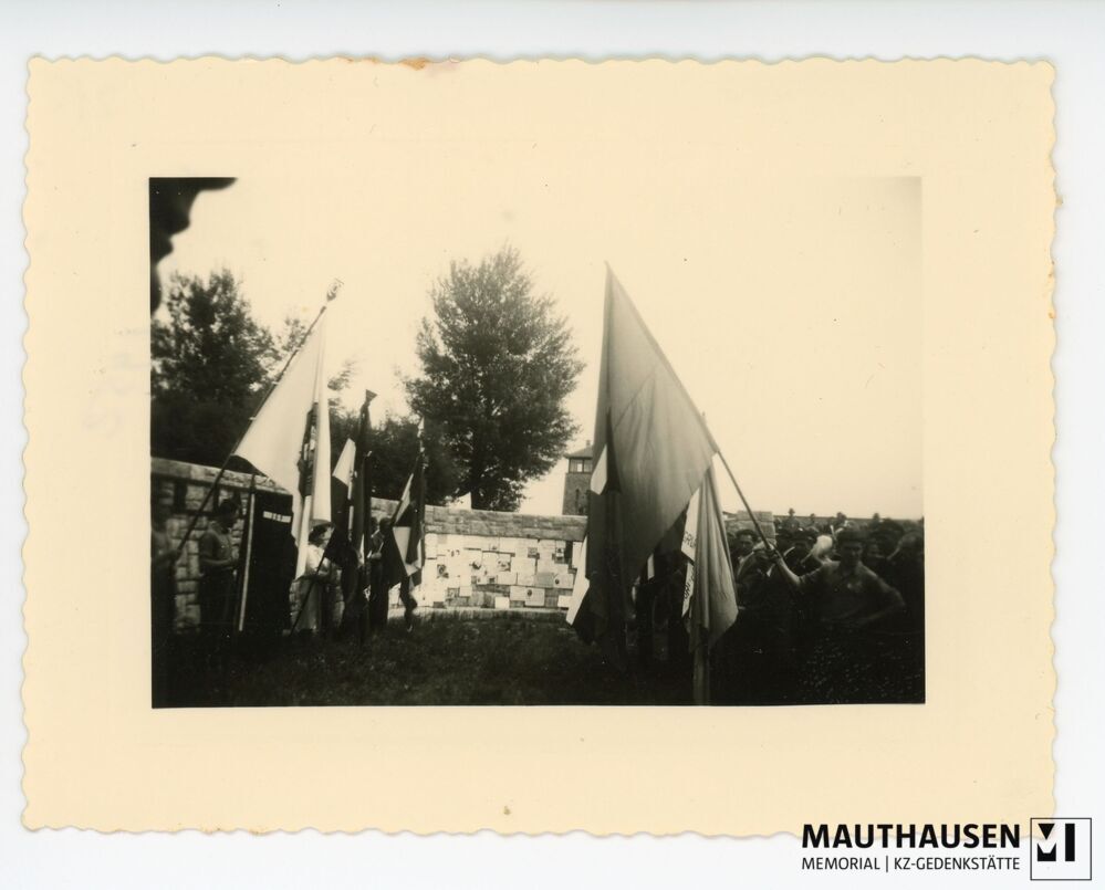4.16.0003.jpg; 4.16.0003; KZ Gedenkstätte Mauthausen: Gedenksituation vor dem französischen Denkmal in Mauthausen;