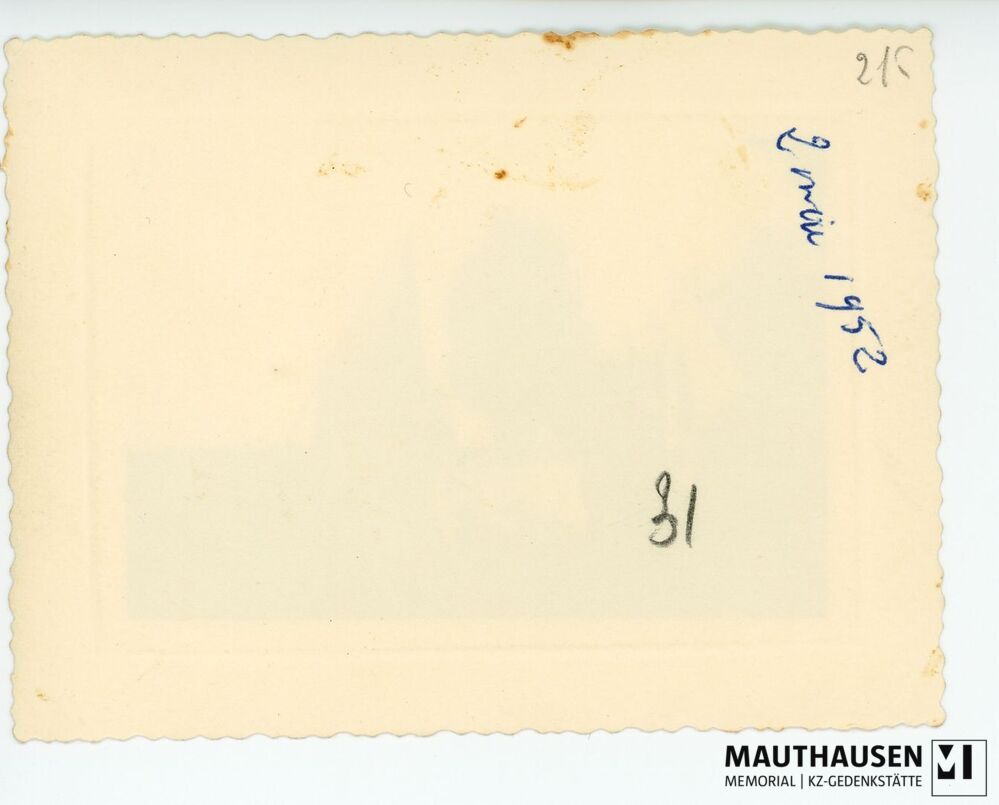 4.16.0003_RS.jpg; 4.16.0003; KZ Gedenkstätte Mauthausen: Gedenksituation vor dem französischen Denkmal in Mauthausen;