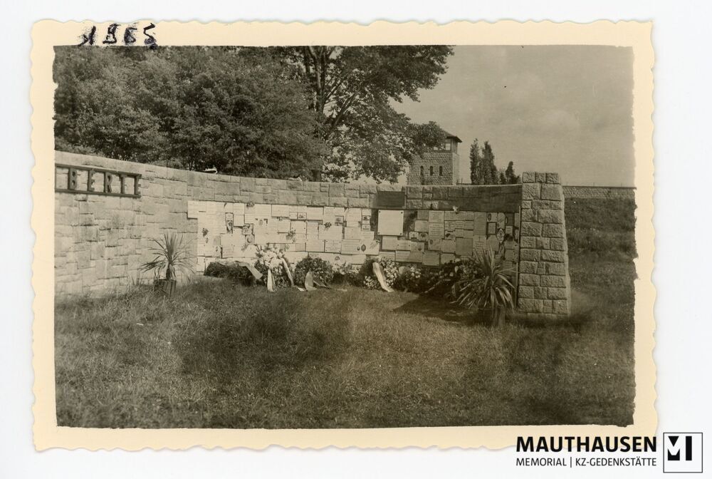 4.16.0007.jpg; 4.16.0007; KZ Gedenkstätte Mauthausen: Blick auf das mit Blumen, Kränzen und Erinnerungstafeln versehene französische Denkmal;