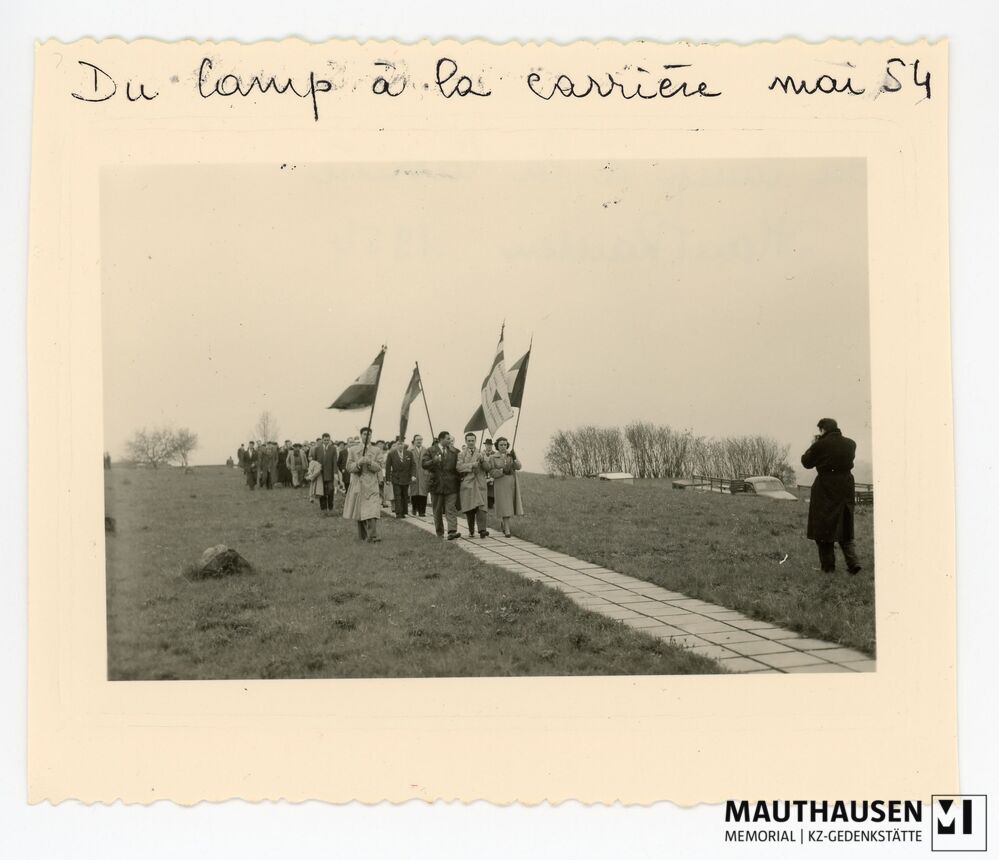 4.16.0008.jpg; 4.16.0008; KZ Gedenkstätte Mauthausen: Teilnehmer*innen der französischen Delegation marschieren mit Fahnen in Richtung der sogenannten „Todesstiege“ und des Wiener Grabens;