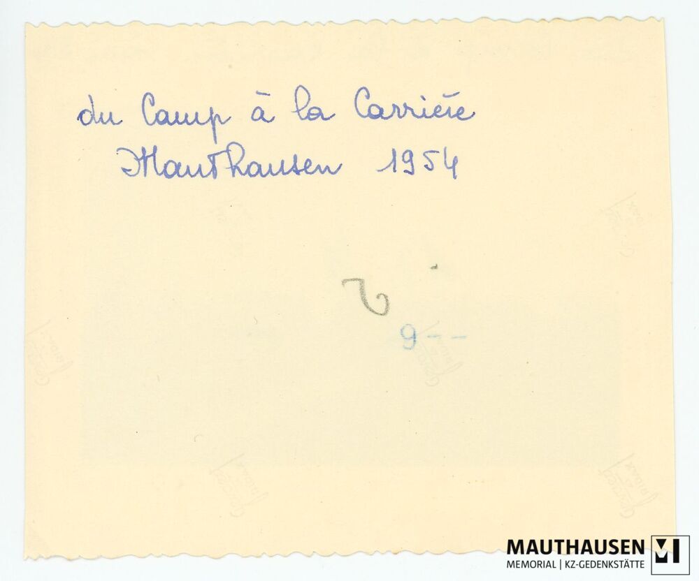 4.16.0008_RS.jpg; 4.16.0008; KZ Gedenkstätte Mauthausen: Teilnehmer*innen der französischen Delegation marschieren mit Fahnen in Richtung der sogenannten „Todesstiege“ und des Wiener Grabens;