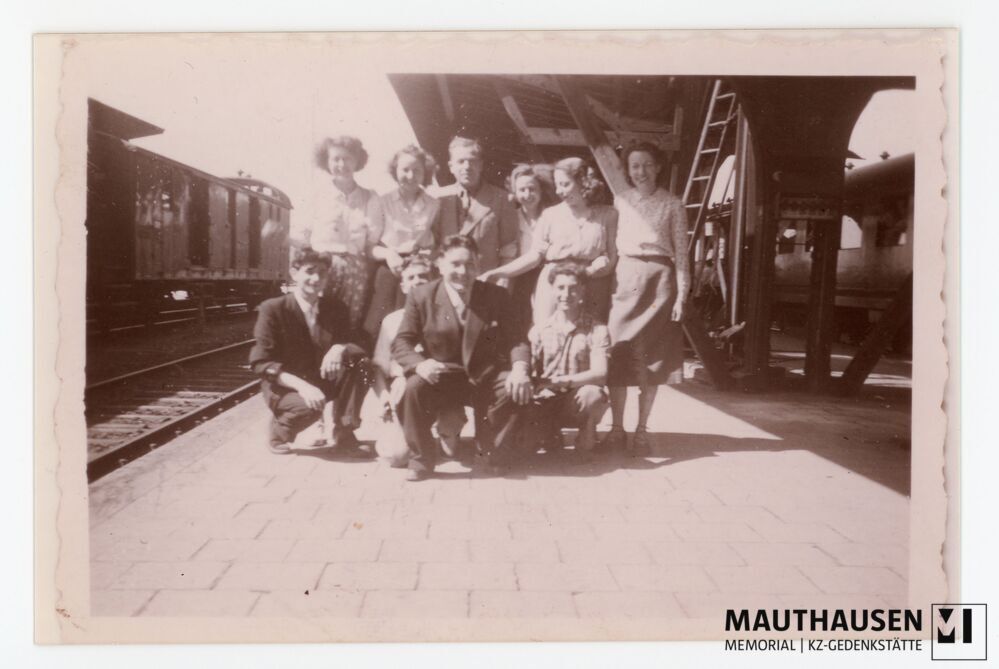 4.16.0009.jpg; 4.16.0009; Gruppenaufnahme von Mitgliedern der Amicale de Mauthausen auf dem Bahnsteig in Lindau, darunter Simone Bonnet (zweite von rechts, stehend), und Emile Valley (erste Reihe, Mitte);