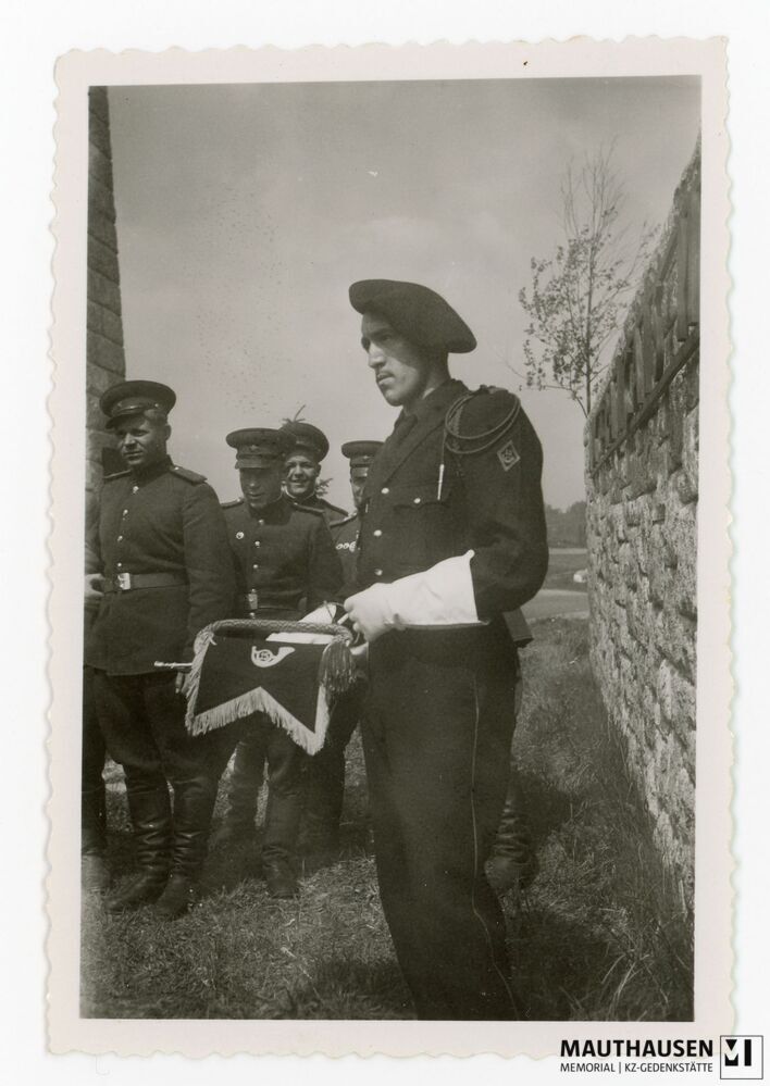 4.16.0012.jpg; 4.16.0012; KZ Gedenkstätte Mauthausen: Soldaten in französischer und sowjetischer Uniform stehen beim französischen Denkmal;