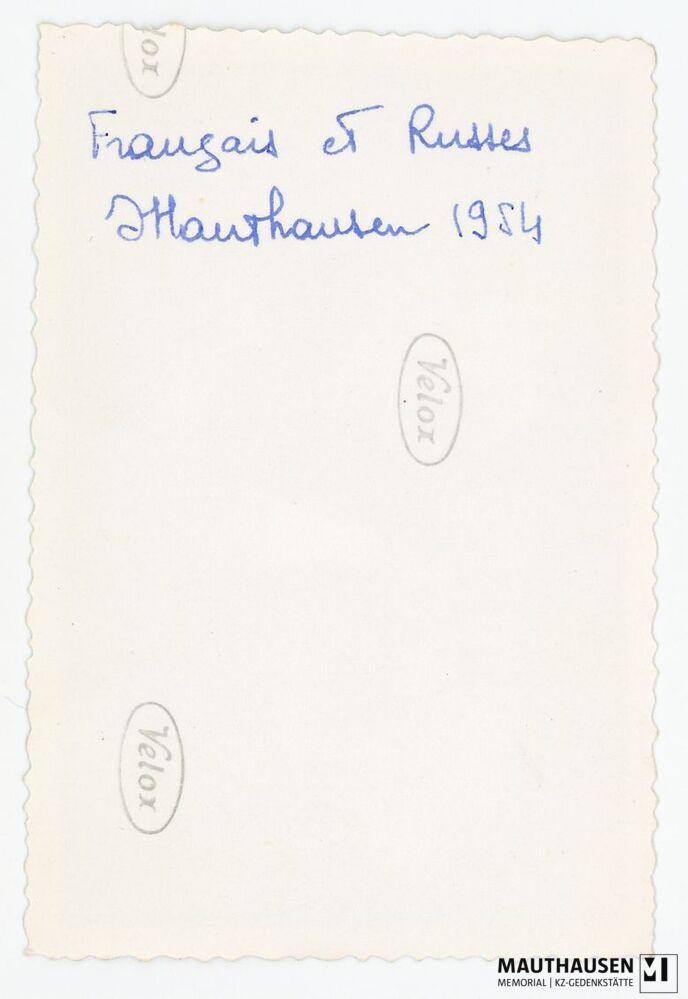 4.16.0012_RS.jpg; 4.16.0012; KZ Gedenkstätte Mauthausen: Soldaten in französischer und sowjetischer Uniform stehen beim französischen Denkmal;