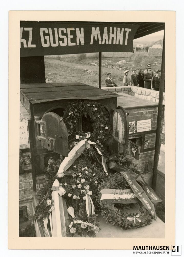 4.16.0013.jpg; 4.16.0013;
Areal des ehemaligen Konzentrationslagers Gusen: Mit Blumenkränzen bedeckter Krematoriumsofen
;