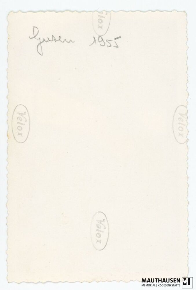 4.16.0015_RS.jpg; 4.16.0015; Areal des ehemaligen KZs Gusen: Mit Blumenkränzen und Fahne bedeckter Krematoriumsofen;