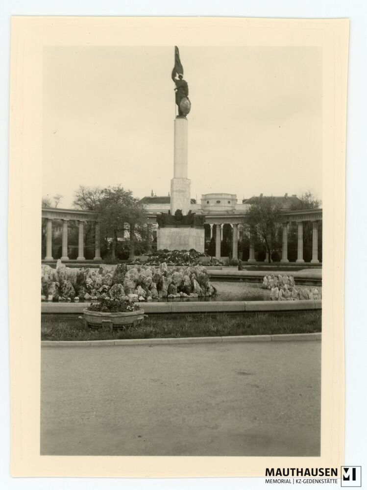 4.16.0016.jpg; 4.16.0016; Blick auf das Heldendenkmal der Roten Armee am Schwarzenbergplatz in Wien;
