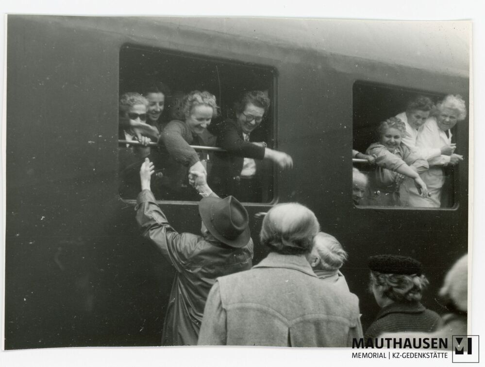 4.16.0025.jpg; 4.16.0025; Verabschiedung von Teilnehmerinnen einer Gedenkreise, die meisten von ihnen Familienangehörige von im KZ Ermordeten, am Bahnhof Gare de l`Est Paris;