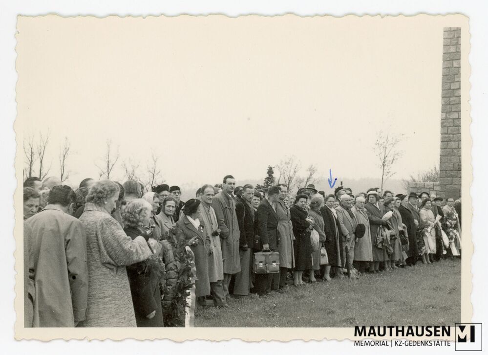 4.16.0027.jpg; 4.16.0027; KZ Gedenkstätte Mauthausen: Teilnehmende einer Gedenkveranstaltung;