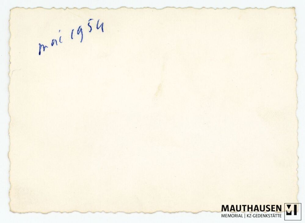 4.16.0027_RS.jpg; 4.16.0027; KZ Gedenkstätte Mauthausen: Teilnehmende einer Gedenkveranstaltung;