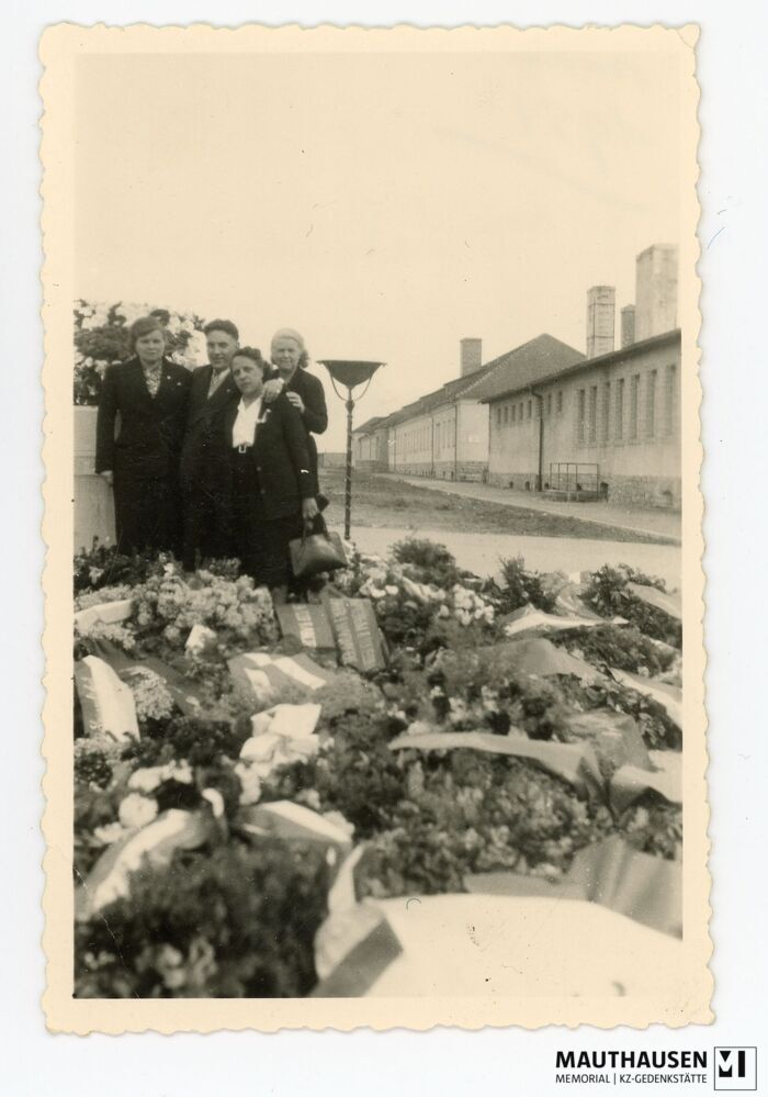 4.16.0038.jpg; 4.16.0038; KZ Gedenkstätte Mauthausen: Marcelle Bonnet (zweite von rechts) steht mit Suzanne Felix, Emile Vallet und Madame Labchin vor dem Denkmal der Republik Österreich für die Opfer des Konzentrationslager Mauthausen;