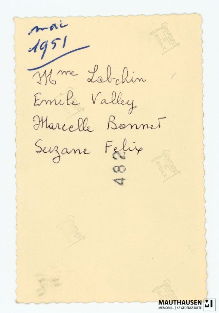 4.16.0038_RS.jpg; 4.16.0038; KZ Gedenkstätte Mauthausen: Marcelle Bonnet (zweite von rechts) steht mit Suzanne Felix, Emile Vallet und Madame Labchin vor dem Denkmal der Republik Österreich für die Opfer des Konzentrationslager Mauthausen;