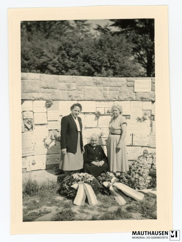 4.16.0041.jpg; 4.16.0041; KZ Gedenkstätte Mauthausen: Marcelle Bonnet, Madame Bunel und Suzanne Felix vor der mit Gedenktafeln und Kränzen versehenen Gedenkwand im Inneren des Halbbogens des Französischen Denkmals;