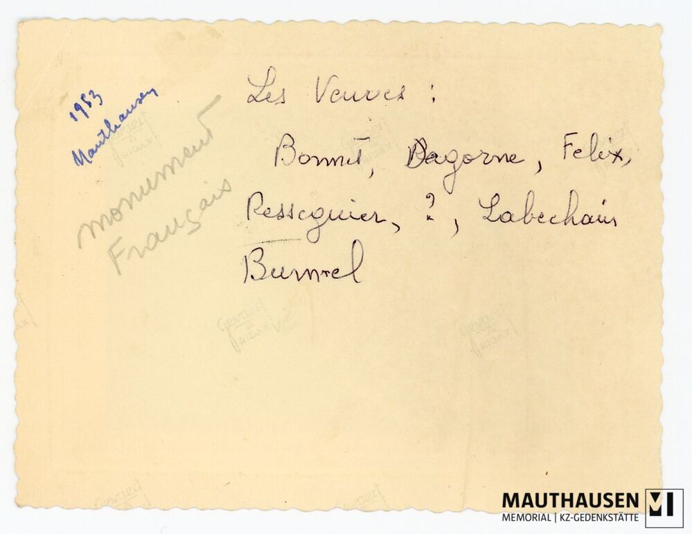 4.16.0042_RS.jpg; 4.16.0042; KZ Gedenkstätte Mauthausen: Französische Angehörige, Witwen von im KZ Verstorbenen, haben sich vor der mit Gedenktafeln und Kränzen versehenen Gedenkwand im Inneren des Halbbogens des Französischen Denkmals gruppiert;