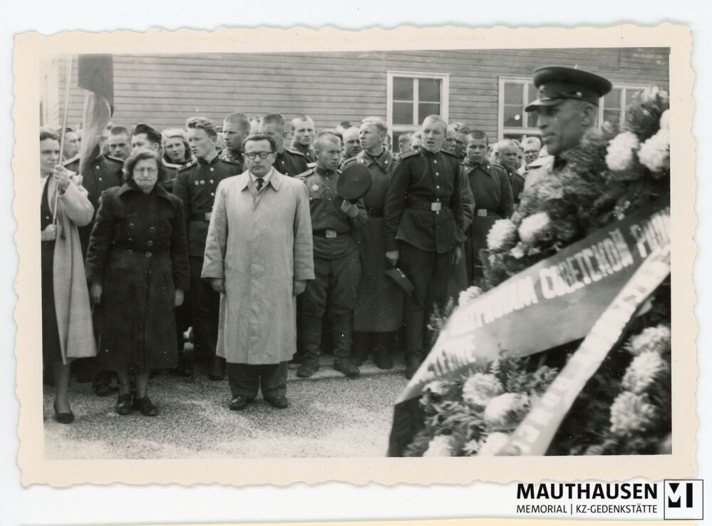 4.16.0043.jpg; 4.16.0043; KZ Gedenkstätte Mauthausen: Einmarsch der russischen Delegation am ehemaligen Appellplatz Richtung Sarkophag;