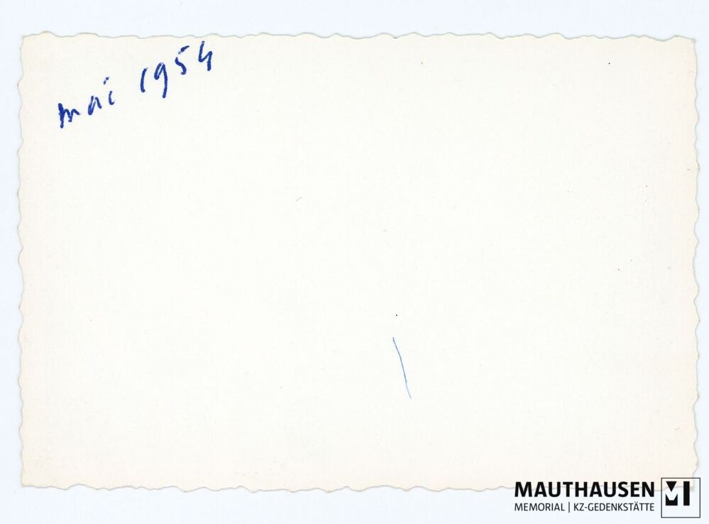 4.16.0043_RS.jpg; 4.16.0043; KZ Gedenkstätte Mauthausen: Einmarsch der russischen Delegation am ehemaligen Appellplatz Richtung Sarkophag;