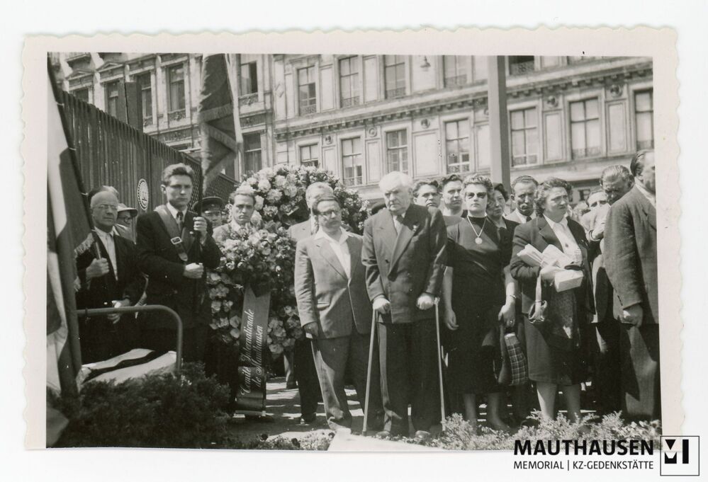 4.16.0048.jpg; 4.16.0048; Offizielle Gedenkfeier unter Anwesenheit sowjetischer Militärangehöriger am Baufeld des abgerissenen Hotels Metropol in Wien am Morzinplatz;