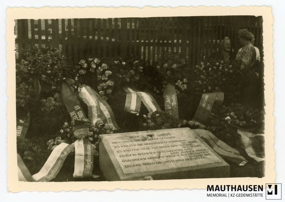 4.16.0050.jpg; 4.16.0050; Blick auf ein Mahnmal umgeben von Blumenkränzen;