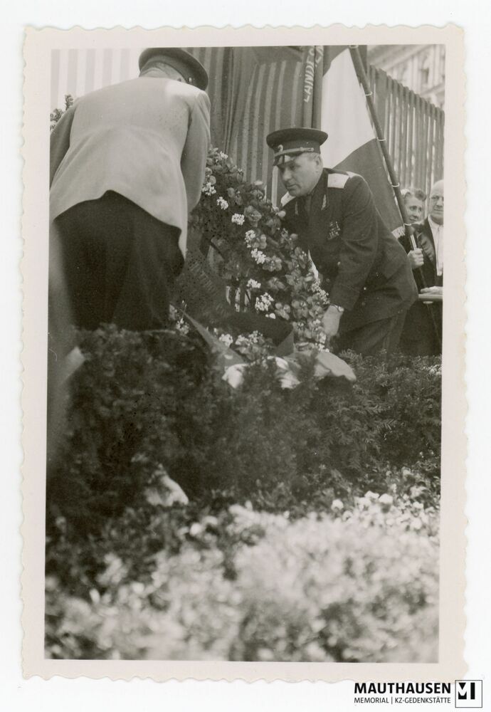 4.16.0052.jpg; 4.16.0052; Sowjetische Militärangehörige bei Kranzniederlegung anlässlich einer internationalen Gedenkfeier am Baufeld des abgerissenen Hotels Metropol in Wien ;