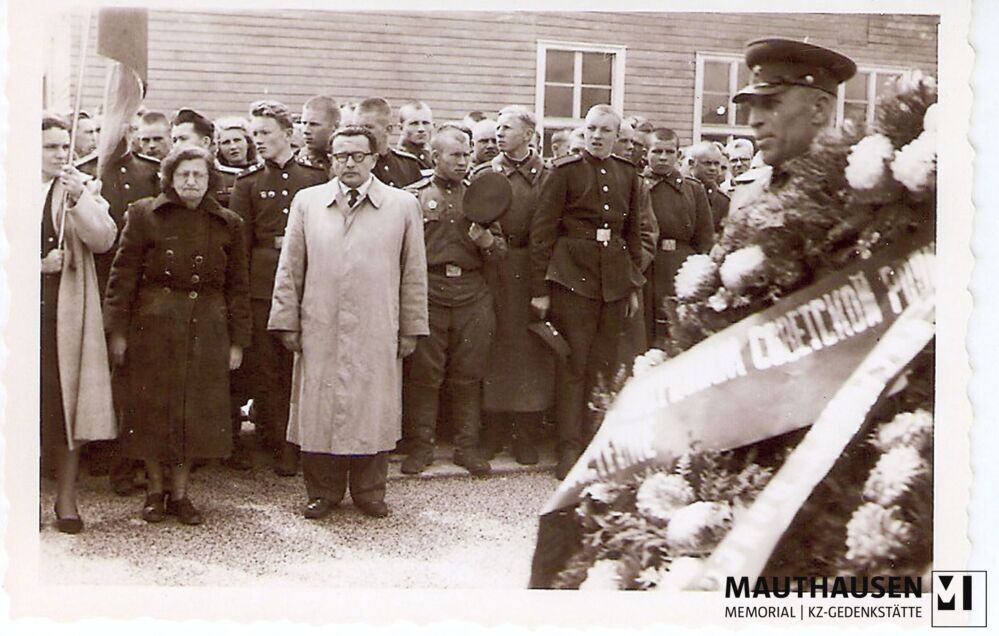 4.16.0056.jpg; 4.16.0056; KZ Gedenkstätte Mauthausen: Einmarsch der russischen Delegation am ehemaligen Appellplatz Richtung Sarkophag;