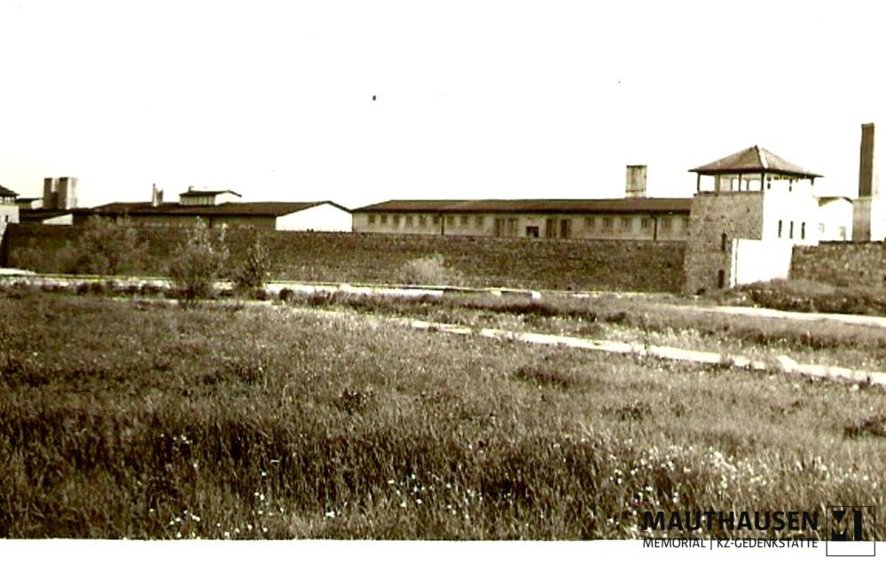4.16.0057.jpg; 4.16.0057; KZ Gedenkstätte Mauthausen: Blick vom Gelände der ehemaligen SS Mannschafts- und Werkstättenbaracken auf die Außenmauern des ehemaligen Häftlingslagers;