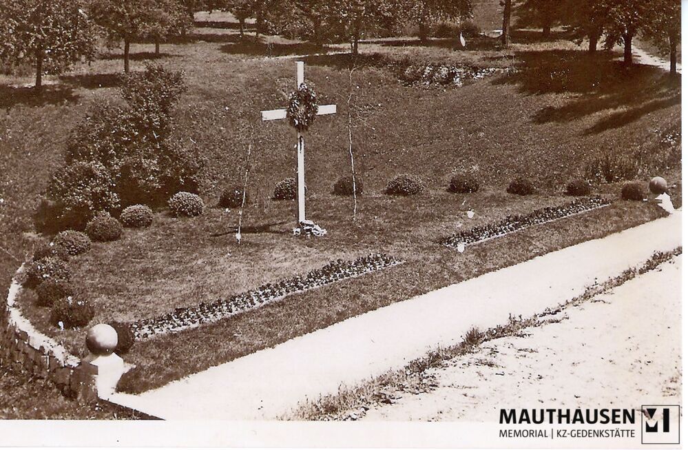 4.16.0060.jpg; 4.16.0060; KZ Gedenkstätte Mauthausen: Blick auf den Gedenkbereich bei der ehemaligen Aschenhalde;