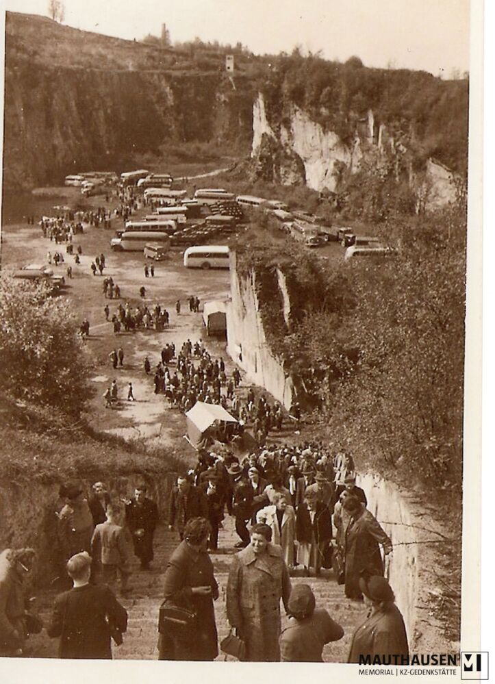 4.16.0067.jpg; 4.16.0067; KZ Gedenkstätte Mauthausen: Blick auf die Steintreppe und den Wiener Graben mit ankommenden Besucher*innen;