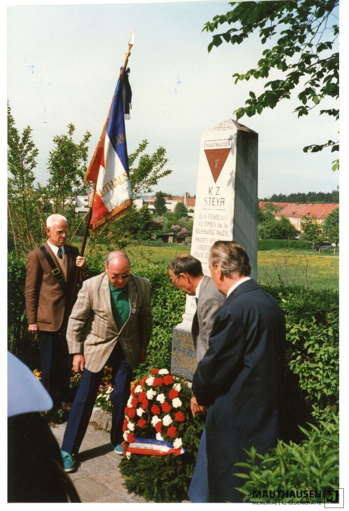 4.16.0099.jpg; 4.16.0099; Internationale Befreiungsfeier in Steyr, Mai 1987. Kranzniederlegung beim französischen Denkmal;
