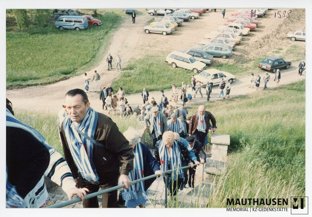 4.16.0100.jpg; 4.16.0100; KZ Gedenkstätte Mauthausen: Ankunft von Teilnehmer*innen der internationalen Befreiungsfeier in Mauthausen, Mai 1988;