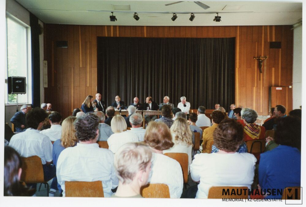 4.16.0109.jpg; 4.16.0109; Zeitzeugengespräch mit Überlebenden im Musiksaal in St. Georgen, 5 Mai 1995, darunter Pierre Serge Choumoff (am Mikrofon);