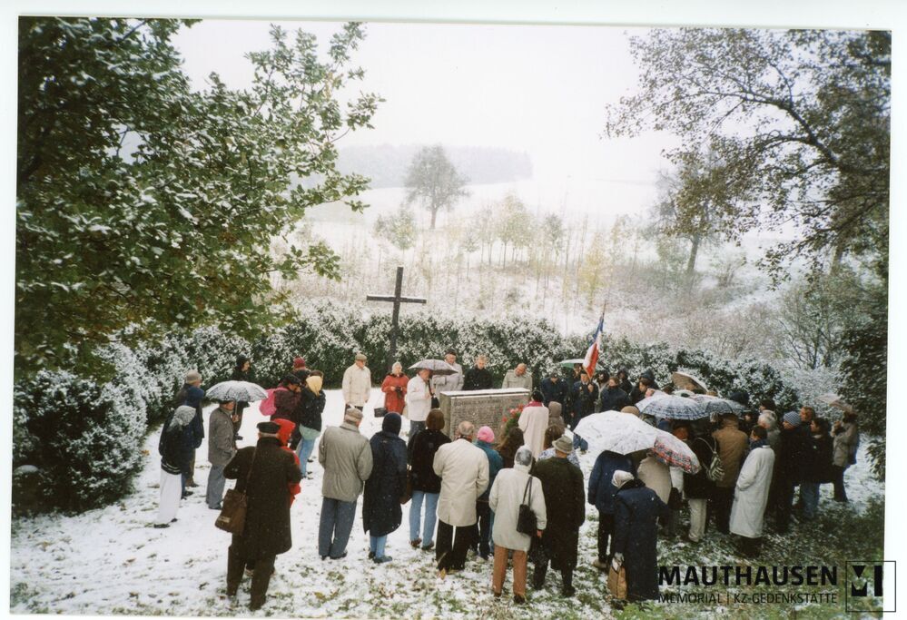 4.16.0112.jpg; 4.16.0112; KZ Gedenkstätte Mauthausen: Gedenkfeier der Amicale de Mauthausen im Gedenkbereich der ehemaligen Aschenhalde;