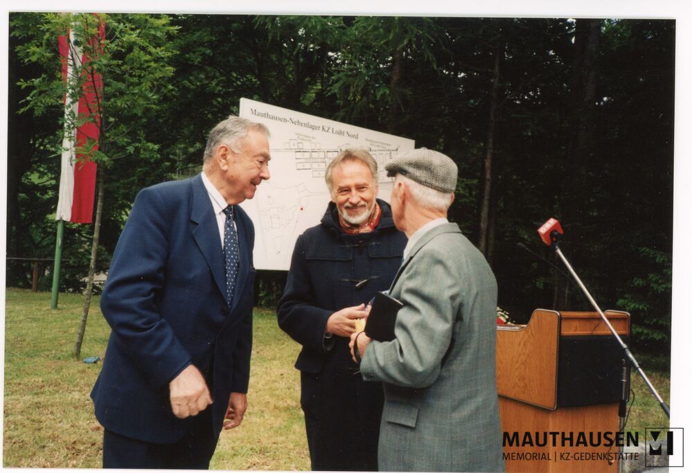 4.16.0113.jpg; 4.16.0113; Der KZ-Überlebende Jean-Baptiste Mathieu (links) und der Autor und Widerstandskämpfer Janko Tišler (rechts) im Gespräch mit Peter Gstettner (Mitte) auf dem Areal des KZ Außenlagers Loibl-Nord;