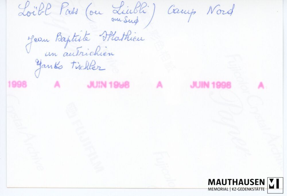 4.16.0113_RS.jpg; 4.16.0113; Der KZ-Überlebende Jean-Baptiste Mathieu (links) und der Autor und Widerstandskämpfer Janko Tišler (rechts) im Gespräch mit Peter Gstettner (Mitte) auf dem Areal des KZ Außenlagers Loibl-Nord;
