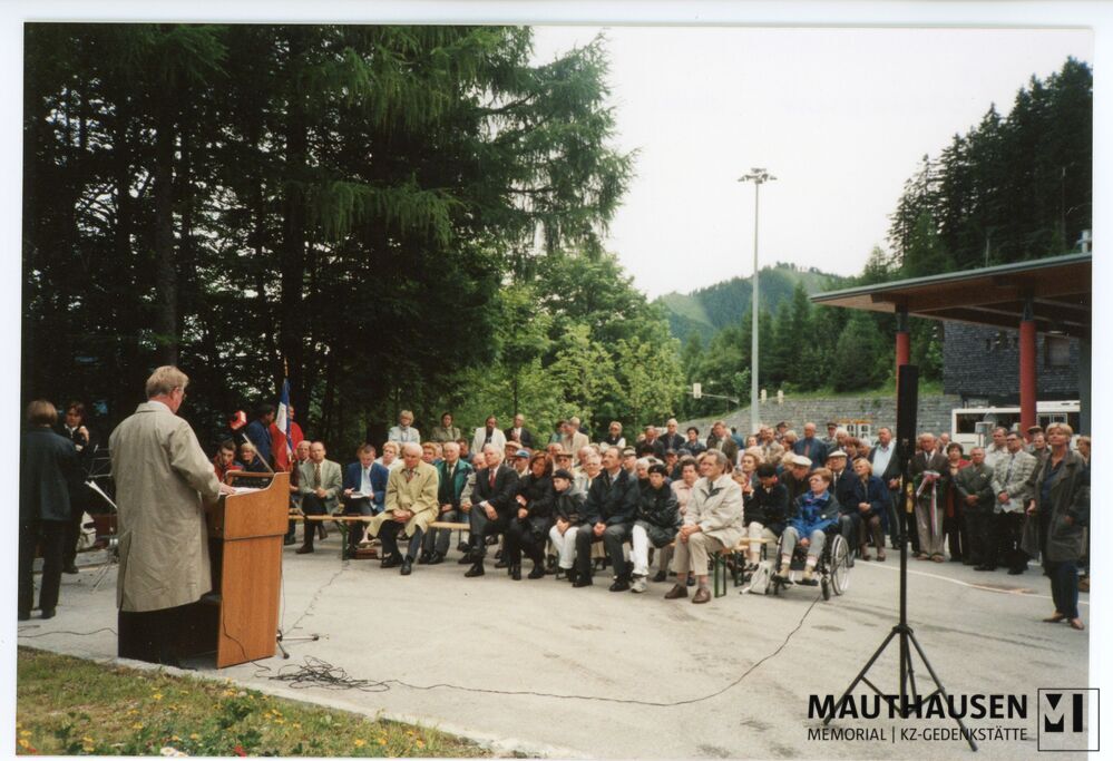4.16.0115.jpg; 4.16.0115; Christof Zernatto, Landeshauptmann von Kärnten, hält eine Rede bei der internationalen Befreiungsfeier am Areal des ehemaligen Außenlagers Loibl-Nord;